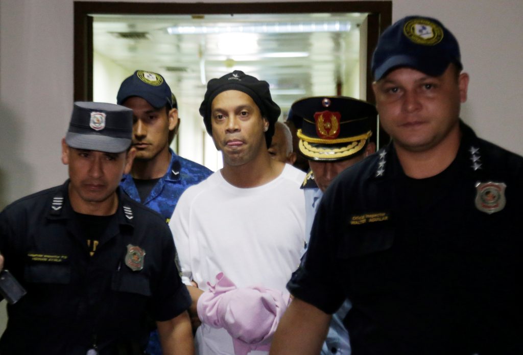 Ronaldinho phải chi một số tiền lớn để được ra tù